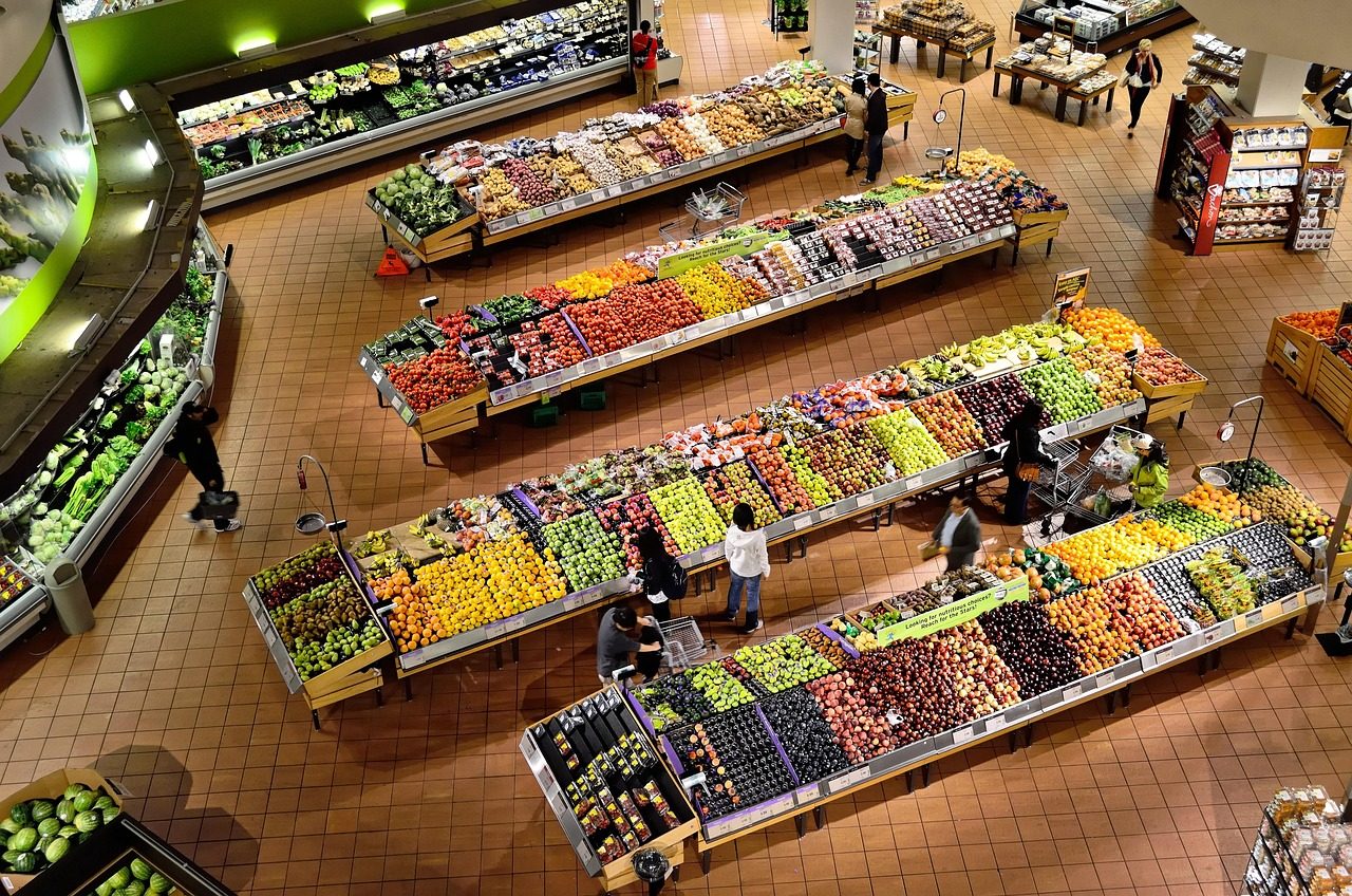 Корейський супермаркет Mega Mart у Каліфорнії, покупці з мішками безплатного рису.