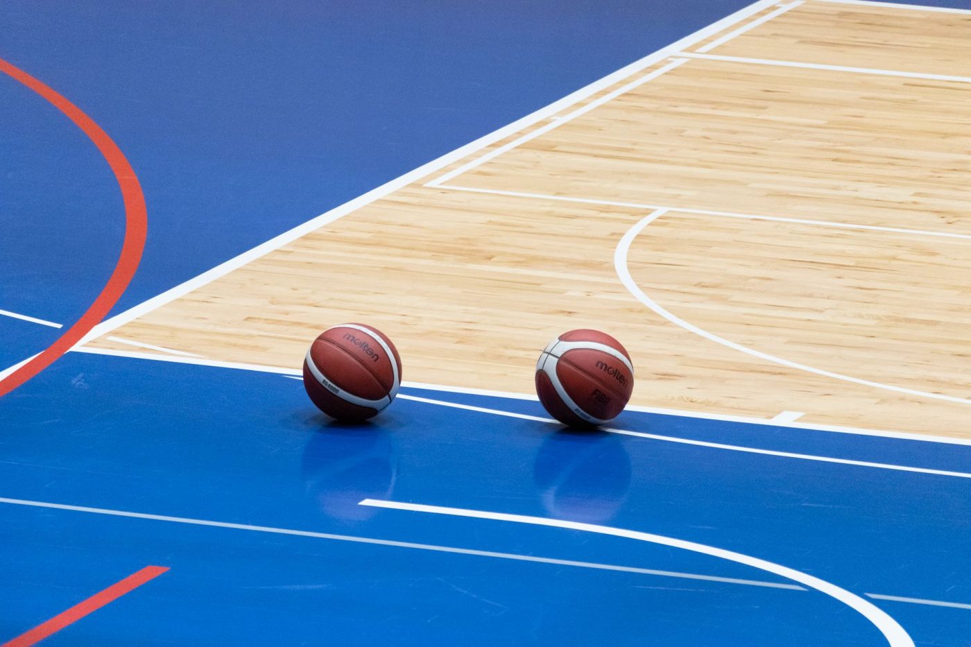 Баскетбольний матч WNBA на професійній арені.